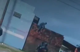 VÍDEO: Homem é detido após causar danos em casas ao pular telhados em Vilhena