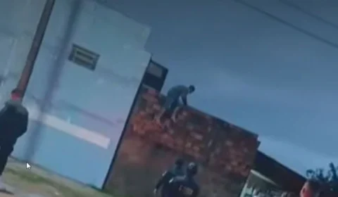 VÍDEO: Homem é detido após causar danos em casas ao pular telhados em Vilhena