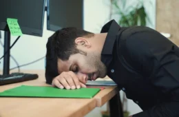 VÍDEO: Janeiro Branco destaca os perigos do burnout e como o excesso de trabalho impacta corpo e mente