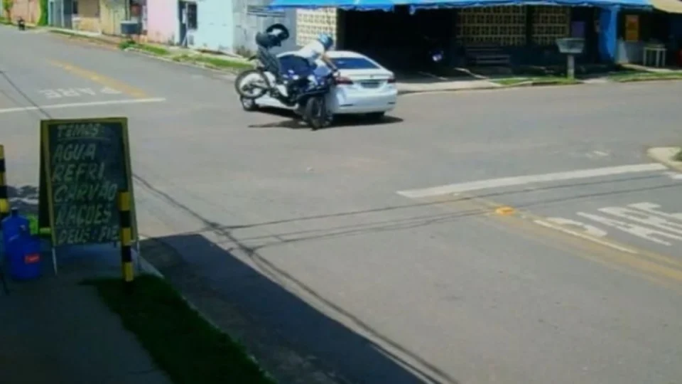 VÍDEO: Homem fica ferido após motorista avançar a preferencial no bairro Igarapé em Porto Velho