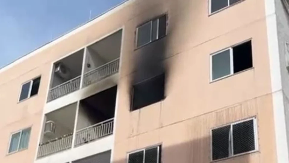 VÍDEO: Incêndio em apartamento assusta moradores e mobiliza Corpo de Bombeiros no bairro Igarapé em Porto Velho