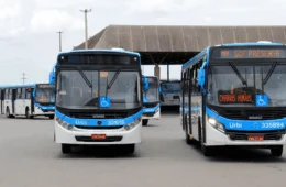 Pedradas e vandalismo contra ônibus deixam feridos no DF; veja vídeo