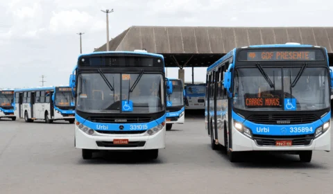 Pedradas e vandalismo contra ônibus deixam feridos no DF; veja vídeo