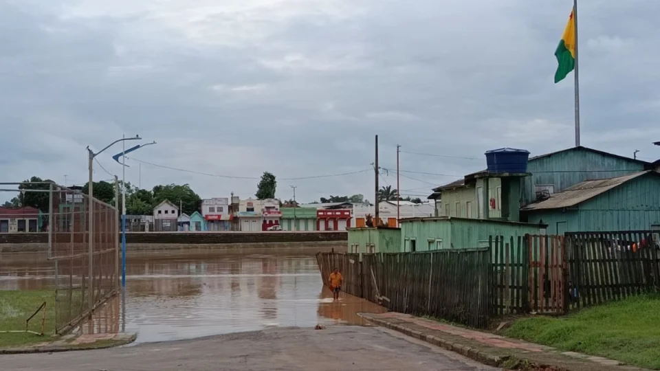 Rio Acre inicia segunda-feira em leve recuo, mas segue acima da cota de transbordo na capital