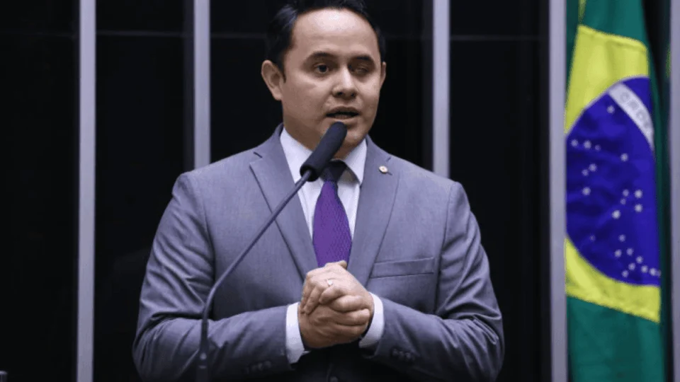 Deputado atestou frequência de funcionária fantasma com salário de R$ 12 mil