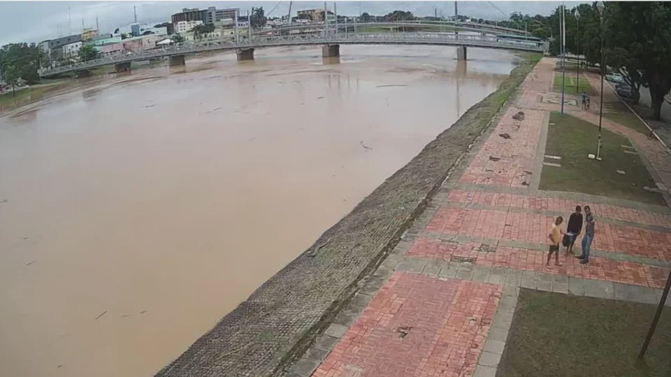 Após recuo, Rio Acre volta a subir e mantém nível acima da cota de transbordo nesta quarta-feira