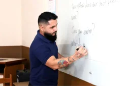 Educação abre vagas gratuitas para cursos de Inglês, Espanhol e Libras no Acre; saiba como participar