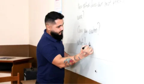 Educação abre vagas gratuitas para cursos de Inglês, Espanhol e Libras no Acre; saiba como participar