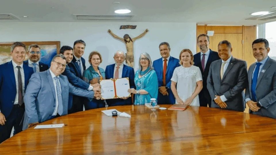 Piso nacional dos professores sobe com MP assinada por Lula; saiba o valor