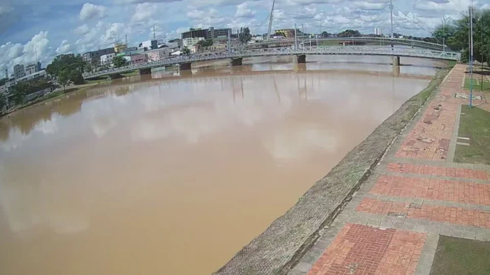 Rio Acre atinge 14,70 metros nesta quinta-feira na capital e segue acima da cota de transbordo
