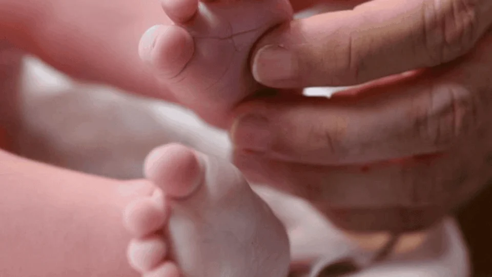 Morre filho de David Almeida aos 20 dias de vida; GNC lamenta