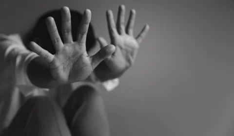 Adolescente de 16 anos é estuprada por três homens e busca socorro em quartel do Exército