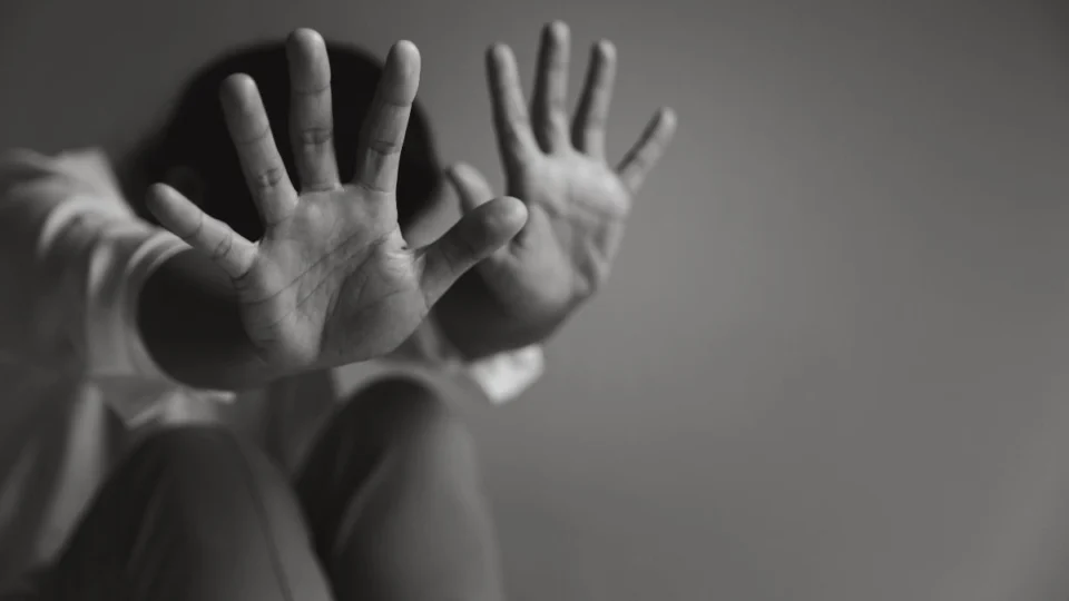 Adolescente de 16 anos é estuprada por três homens e busca socorro em quartel do Exército