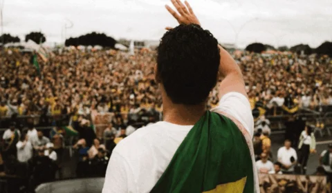 Ato de Nikolas Ferreira reúne manifestantes sob chuva e é marcado por queda de raio