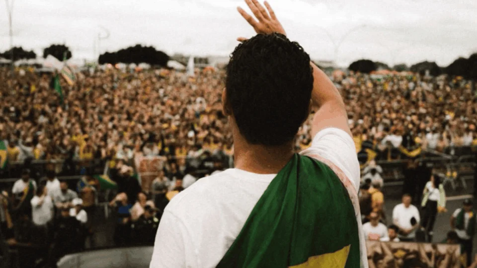 Ato de Nikolas Ferreira reúne manifestantes sob chuva e é marcado por queda de raio
