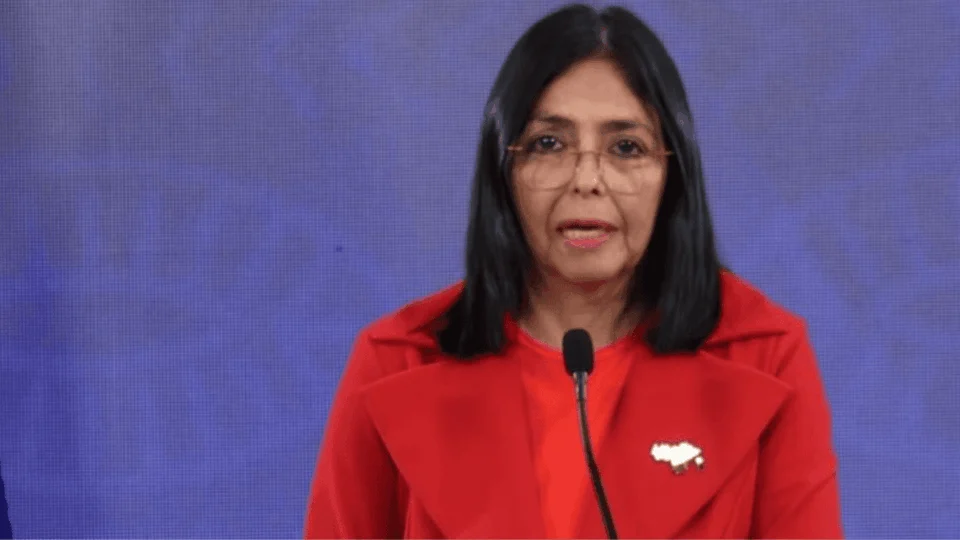 Presidente interina da Venezuela desafia EUA e defende autonomia política: ‘basta de ordens de Washington’