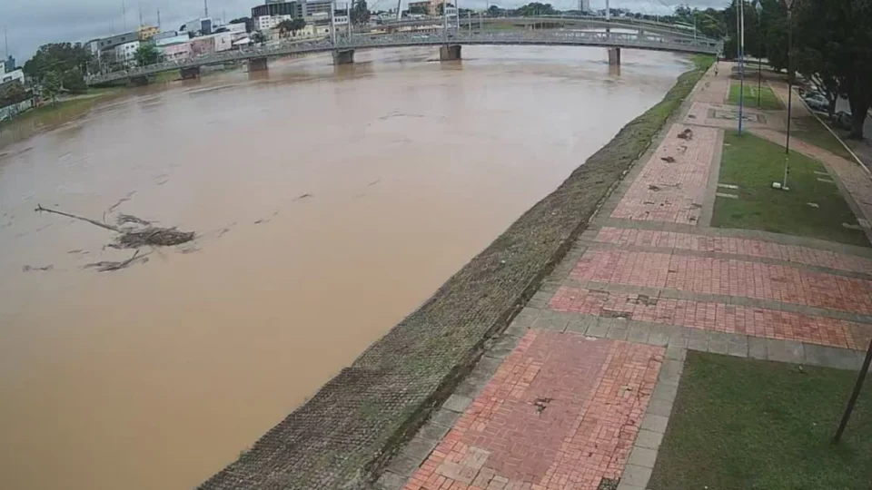 Rio Acre atinge cota de transbordamento e marca 14,20 metros nesta sexta-feira na capital