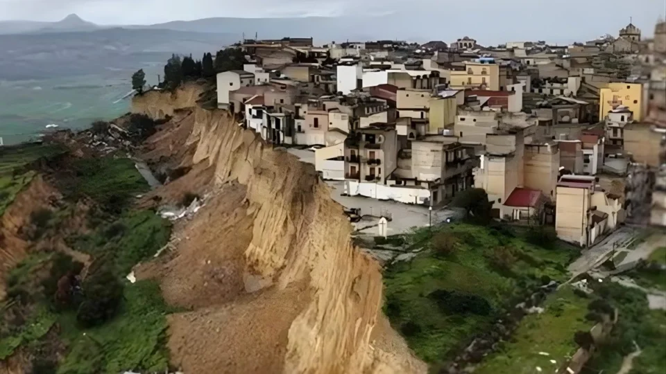 Tempestade deixa cidade da Sicília em risco e força retirada de mais de 1.500 moradores