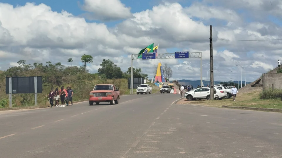Fluxo de venezuelanos volta a crescer na fronteira do Brasil com a Venezuela