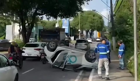 Carro da Águas de Manaus capota e provoca congestionamento em Manaus