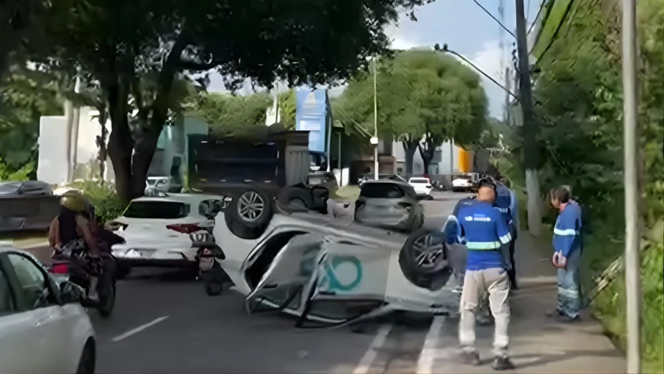 Carro da Águas de Manaus capota e provoca congestionamento em Manaus
