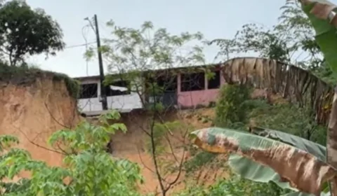 Cratera avança há quase um ano e ameaça novas casas na zona norte de Manaus