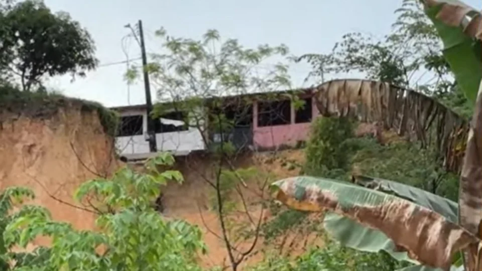 Cratera avança há quase um ano e ameaça novas casas na zona norte de Manaus