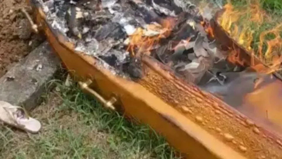 Criminosos invadem cemitério e ateiam fogo em caixão durante enterro