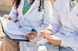 Faculdades de medicina entram na mira do MEC após resultado do Enamed; confira lista