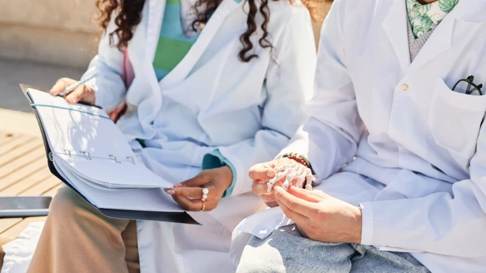 Faculdades de medicina entram na mira do MEC após resultado do Enamed; confira lista