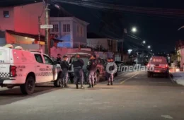 Homem tem surto, destrói portão e ameaça explodir a própria casa em Manaus