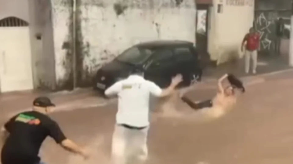 Vídeo mostra resgate de mulher arrastada por enxurrada em São Paulo