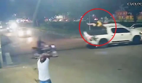 VÍDEO: Picape invade cruzamento e arremessa ocupantes de moto em Manaus