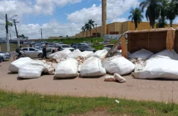 Caminhão com 24 toneladas de açúcar tomba na BR-364 e causa congestionamento em Rio Branco; VÍDEO