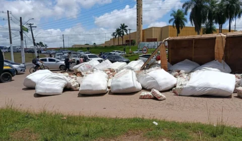 Caminhão com 24 toneladas de açúcar tomba na BR-364 e causa congestionamento em Rio Branco; VÍDEO