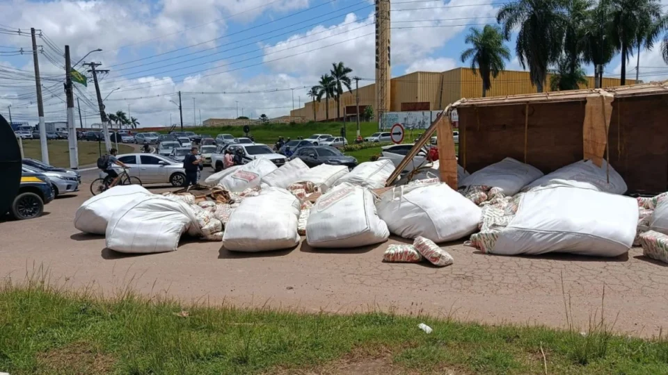 Caminhão com 24 toneladas de açúcar tomba na BR-364 e causa congestionamento em Rio Branco; VÍDEO